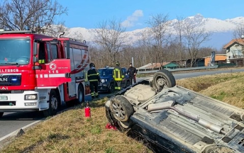 Incidente a Occhieppo Inferiore: auto si ribalta, intervengono i Vigili del Fuoco