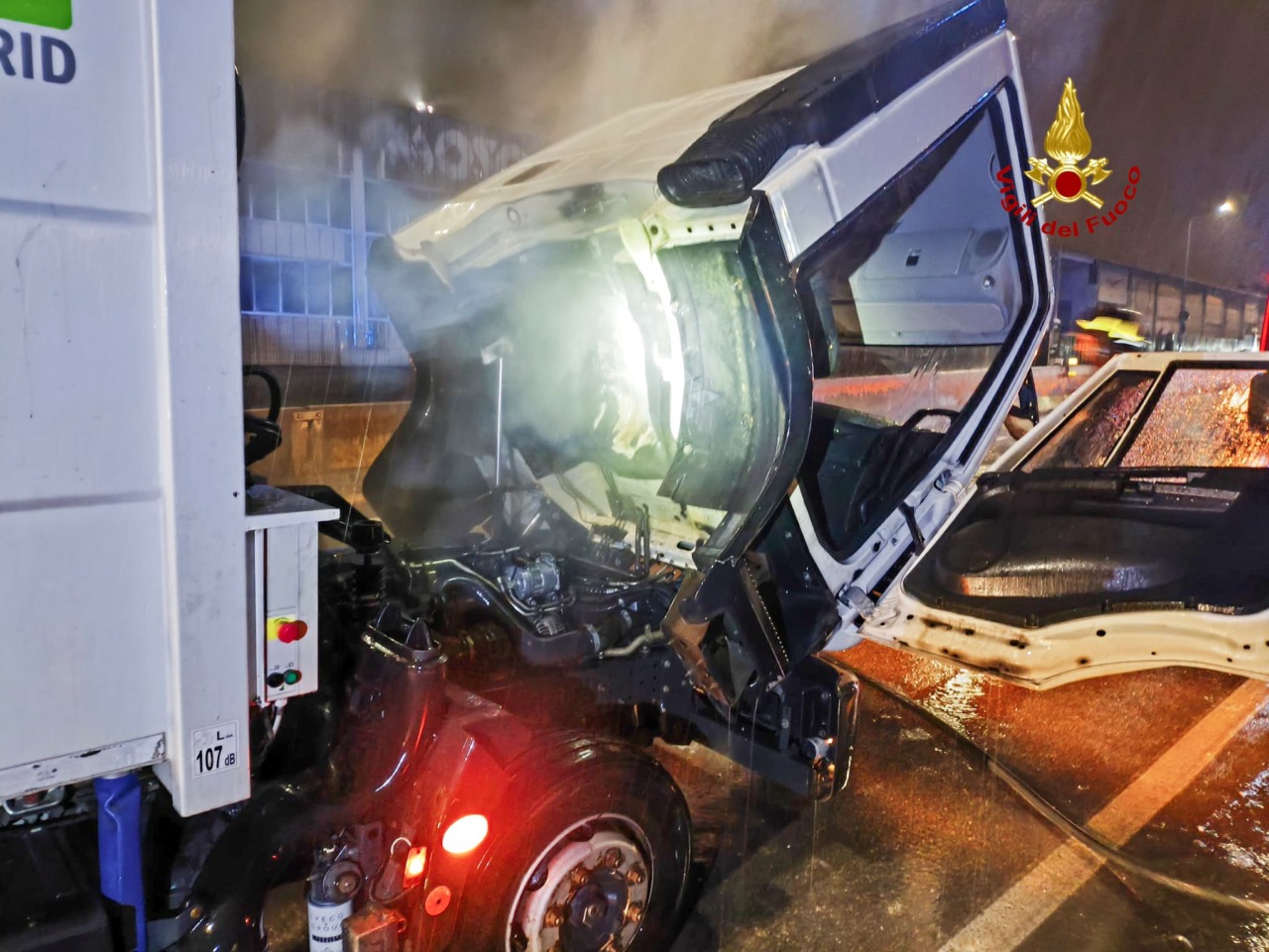 Tre incendi in poche ore: operazioni serrate per i Vigili del Fuoco