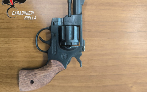 Un uomo entra in ristorante armato e chiede di cenare: denunciato