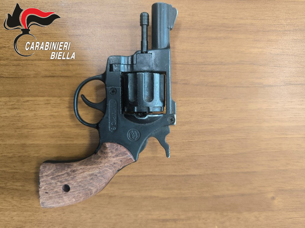 Un uomo entra in ristorante armato e chiede di cenare: denunciato