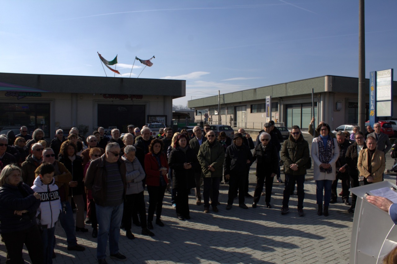 Vigliano rende omaggio alle vittime del rogo della Pettinatura con una nuova stele