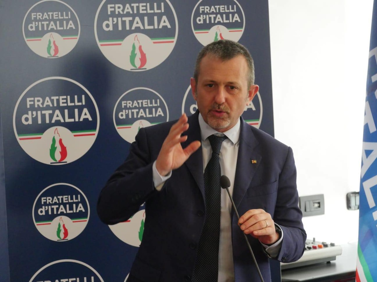 Delmastro rassegna le dimissioni dopo il referendum: il caso ‘bisteccheria’ coinvolge il governo