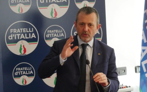 Delmastro rassegna le dimissioni dopo il referendum: il caso ‘bisteccheria’ coinvolge il governo