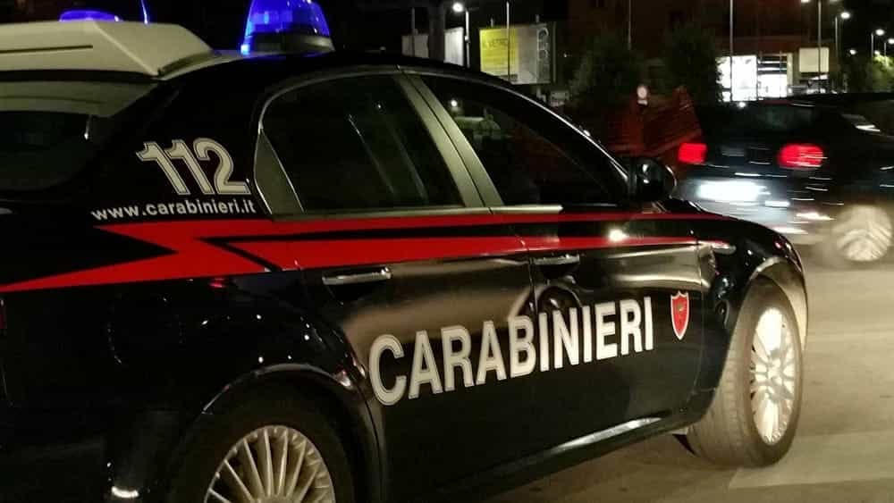 Denunciato per furto dopo aver sfondato la vetrina del bar Ferrua per rubare vermut