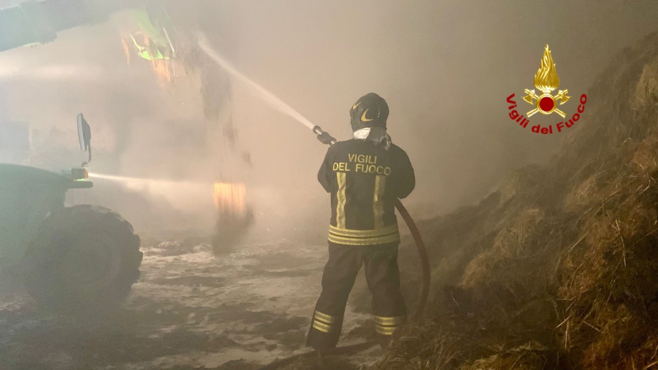 Fiamme sul tetto di un’abitazione a Sordevolo: Vigili del Fuoco al lavoro
