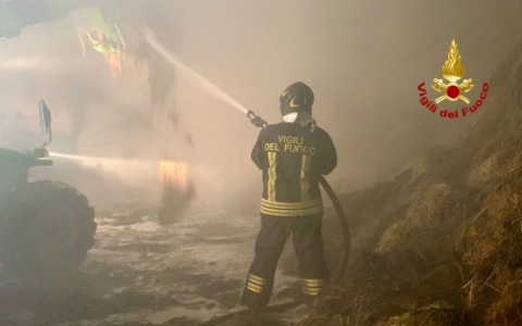 Fiamme sul tetto di un’abitazione a Sordevolo: Vigili del Fuoco al lavoro