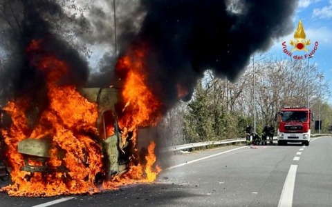 Incendio di un furgone sulla superstrada: intervento dei vigili del fuoco