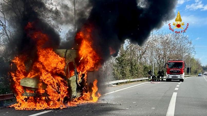 Incendio di un furgone sulla superstrada: intervento dei vigili del fuoco