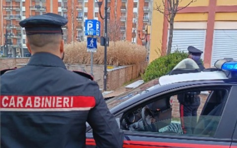 Un uomo ubriaco aggredisce una giovane con un cacciavite: arresto e divieto di dimora