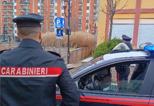 Un uomo ubriaco aggredisce una giovane con un cacciavite: arresto e divieto di dimora