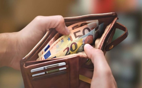 Un ventiduenne restituisce un portafoglio smarrito ai Carabinieri di Biella