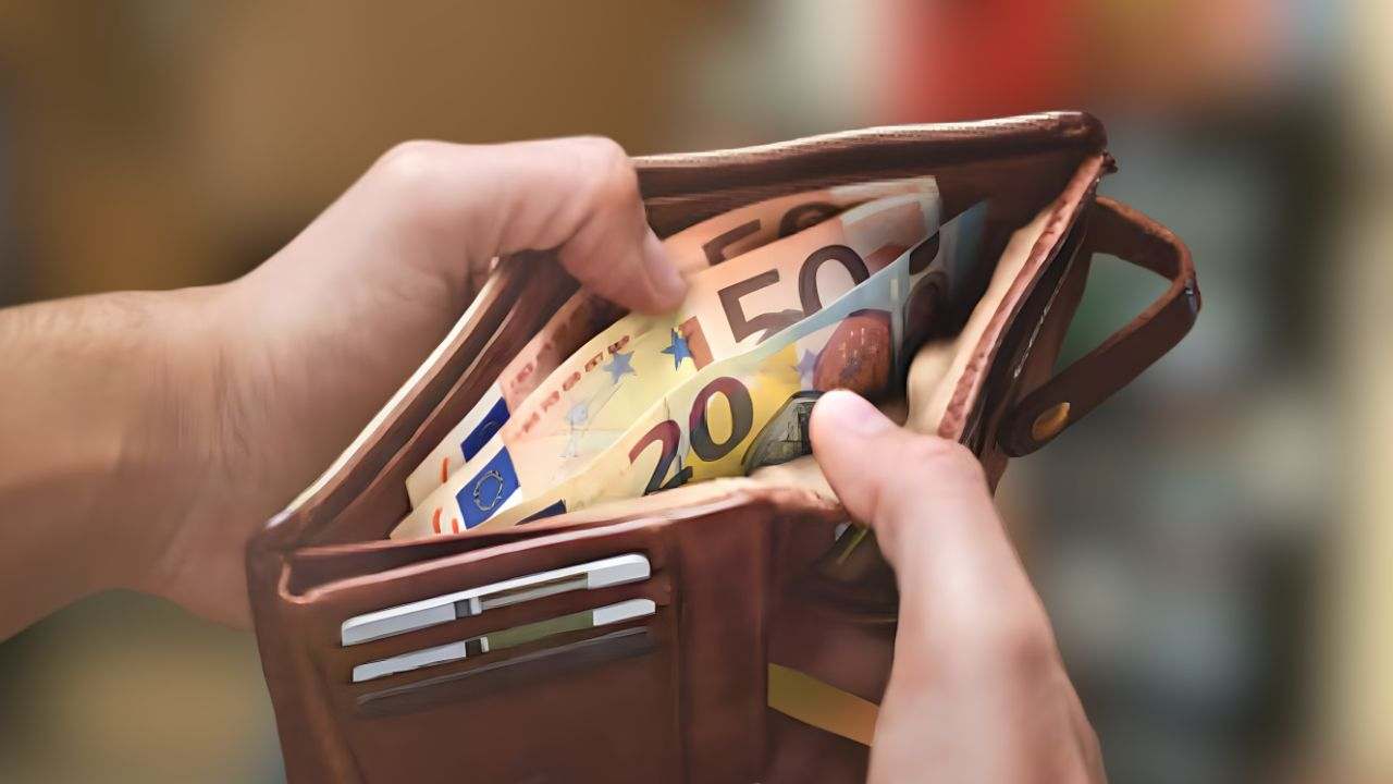 Un ventiduenne restituisce un portafoglio smarrito ai Carabinieri di Biella