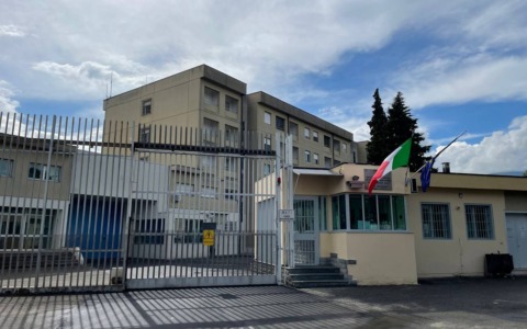 Aggressioni e incendi al carcere di Biella: detenuto condannato a oltre due anni