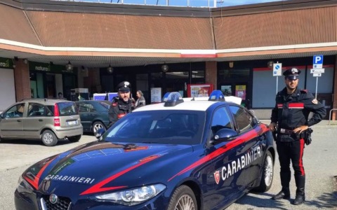 Cossato, panico al Penny Market: arrestato un uomo dopo minacce e aggressione