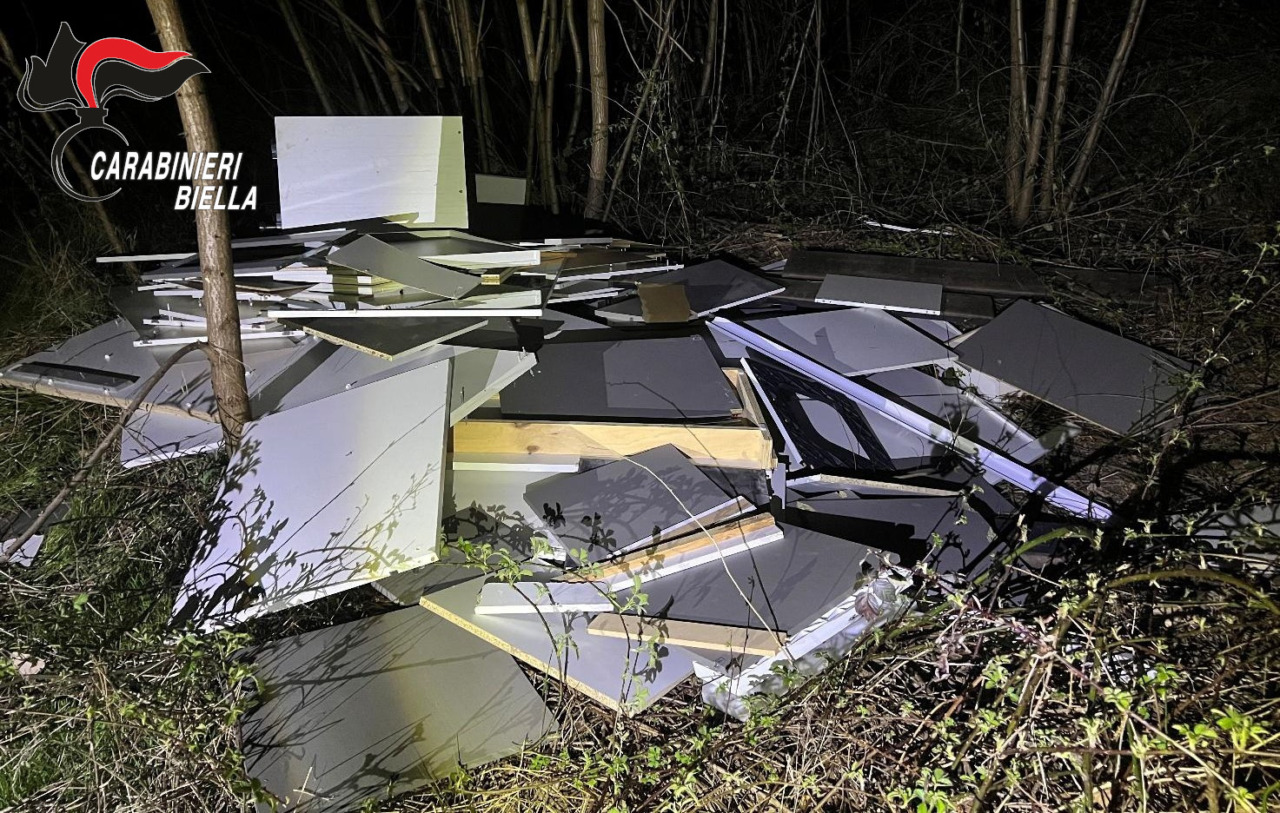 Due biellesi denunciati per abbandono di rifiuti nel bosco