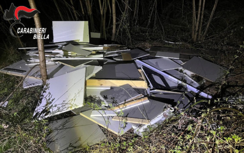 Due biellesi denunciati per abbandono di rifiuti nel bosco