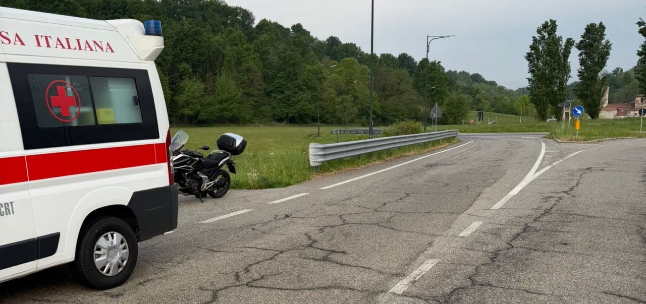 Incidente alla rotonda di Mottalciata: motociclista ferito dopo sversamento di gasolio
