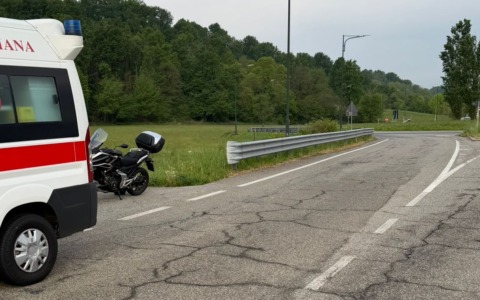 Incidente alla rotonda di Mottalciata: motociclista ferito dopo sversamento di gasolio