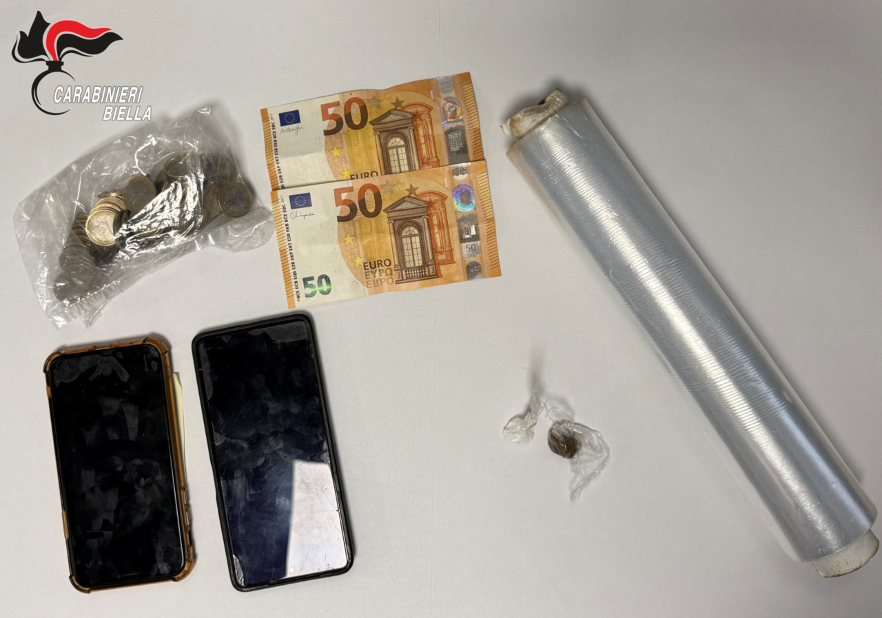 Operazione nei boschi di Biella: pusher e cliente bloccati dopo una fuga