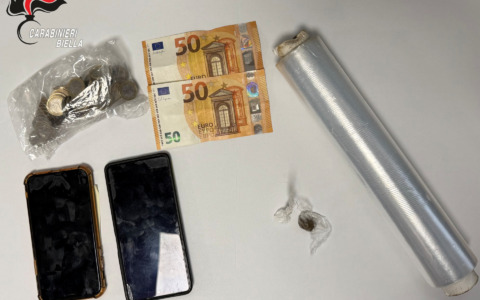 Operazione nei boschi di Biella: pusher e cliente bloccati dopo una fuga