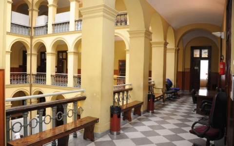 Processo a Biella: Imputato deceduto ma la Procura chiede il rinvio a giudizio