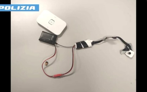 Scoperto inganno all’esame per la patente: giovane nei guai