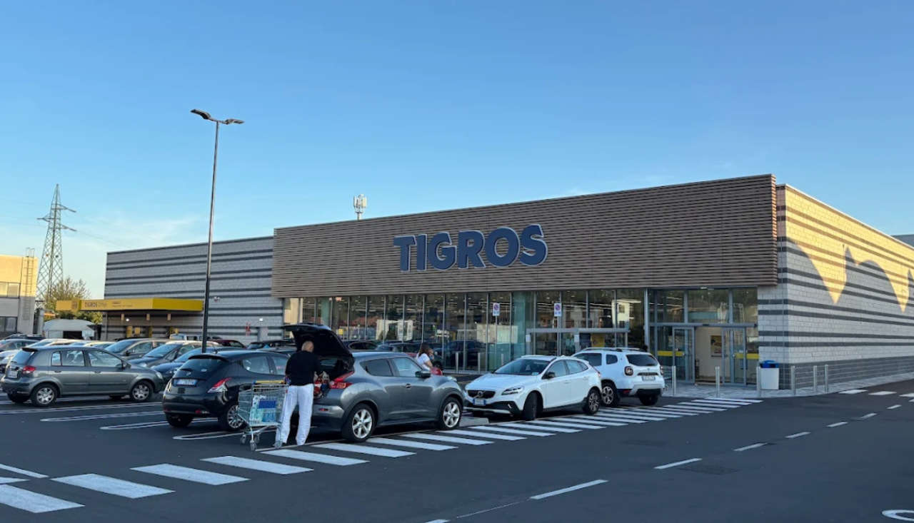 Aggredisce la moglie al Tigros: intervengono i soccorsi