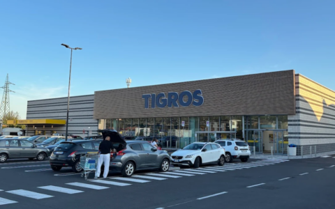 Aggredisce la moglie al Tigros: intervengono i soccorsi