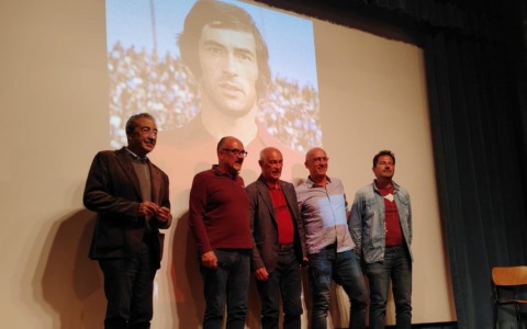 Pulici celebra il tuffo-scudetto a Lessona