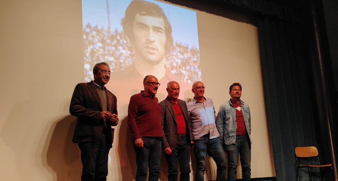Pulici celebra il tuffo-scudetto a Lessona
