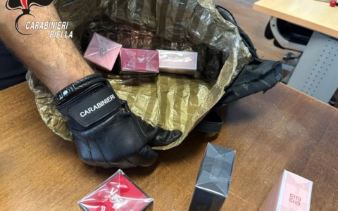 Cinque uomini denunciati per furto di 16 profumi e utilizzo di borse schermate