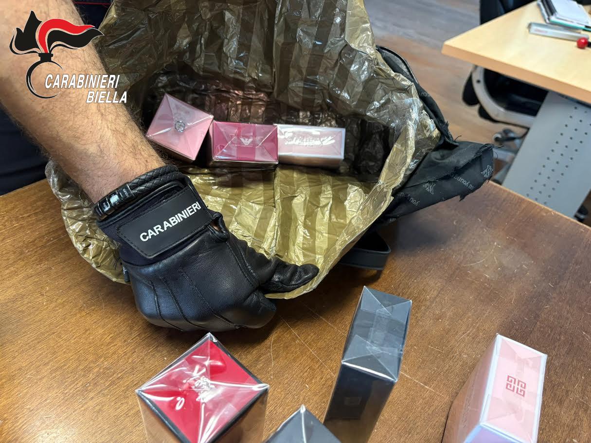 Cinque uomini denunciati per furto di 16 profumi e utilizzo di borse schermate