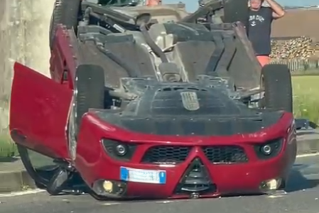 Schianto alla rotonda di Valdengo: un’auto si ribalta