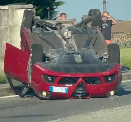 Schianto alla rotonda di Valdengo: un’auto si ribalta