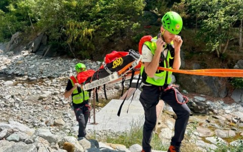 Escursionista cade mentre percorre un sentiero a Piedicavallo: possibile frattura a una gamba