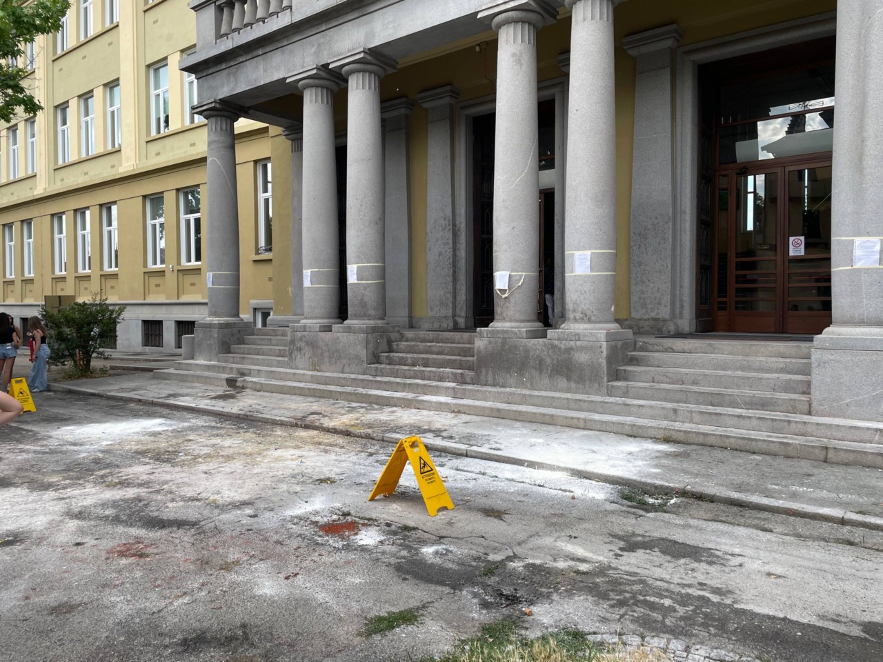 Festeggiamenti di maturità: caos e rifiuti davanti agli istituti biellesi