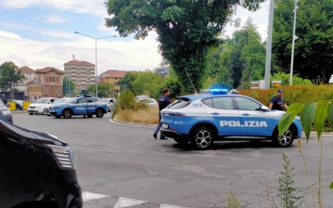 Incidente a Biella: ciclista investito da un’auto, frattura a una gamba