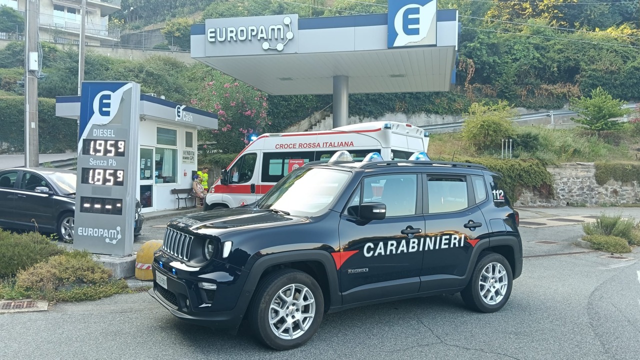 Incidente in un distributore: novantenne alla guida perde il controllo dell’auto