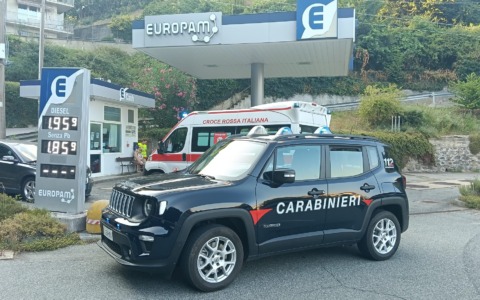 Incidente in un distributore: novantenne alla guida perde il controllo dell’auto