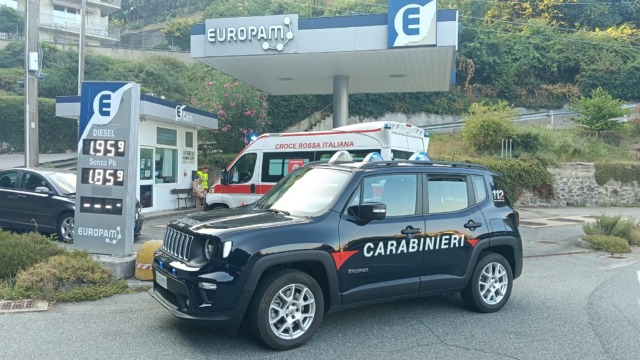 Incidente in un distributore: novantenne alla guida perde il controllo dell’auto