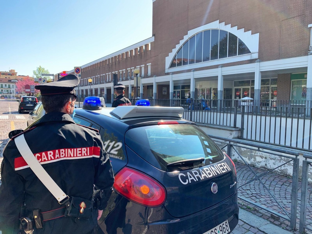 Litigio nel parcheggio dell’Esselunga di Biella per auto danneggiata