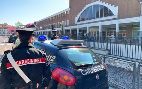 Litigio nel parcheggio dell’Esselunga di Biella per auto danneggiata