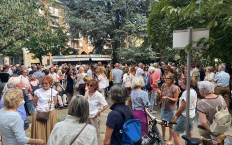 Mille persone in piazza: “Difendiamo i ciliegi”