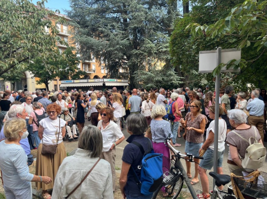 Mille persone in piazza: “Difendiamo i ciliegi”