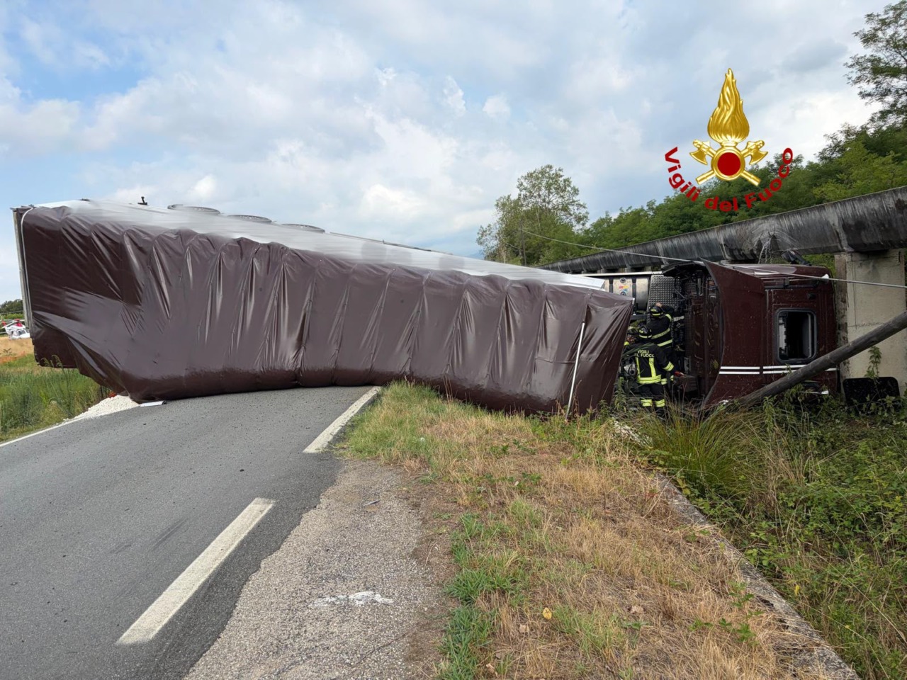 Ribaltamento di un camion: autista salvato dai Vigili del fuoco
