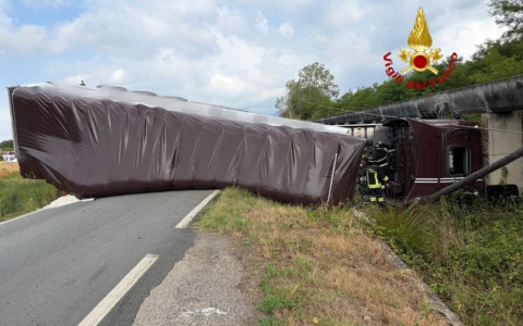 Ribaltamento di un camion: autista salvato dai Vigili del fuoco