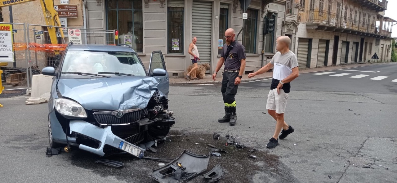Scontro tra un furgone e un’auto a Cossato provoca rallentamenti nel traffico