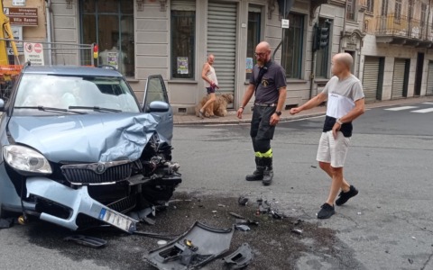 Scontro tra un furgone e un’auto a Cossato provoca rallentamenti nel traffico