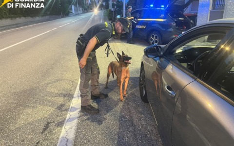 Scoperti hashish e cocaina: sette denunciati dalla Finanza