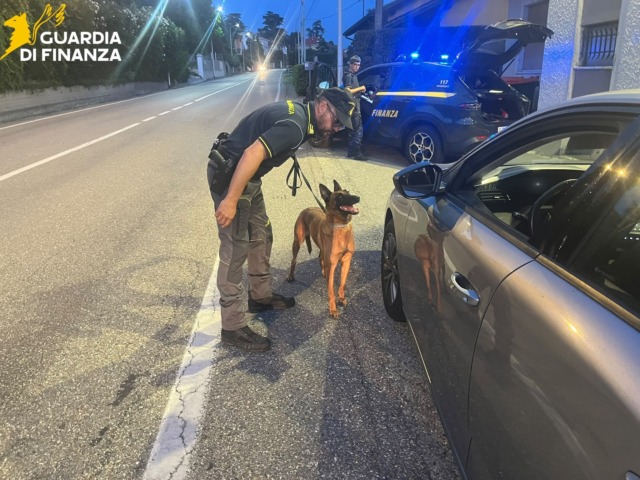 Scoperti hashish e cocaina: sette denunciati dalla Finanza